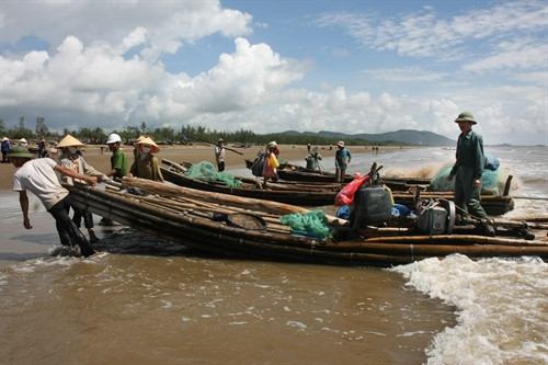 Không đủ tiền đóng tàu, nhiều gia đình ngư dân Ngư Lộc vẫn đi biển bằng mảng tự chế.