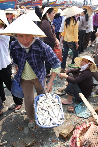 Nhộn nhịp chợ cá Ngư Lộc mỗi khi tàu về.