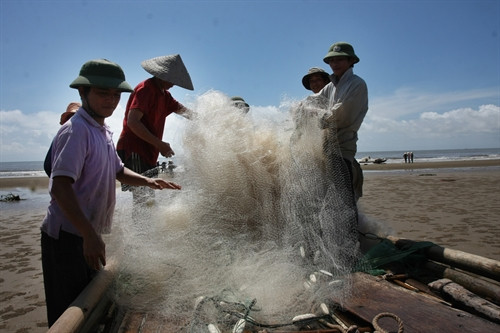 Chuẩn bị ngư cụ cho chuyến đi biển.