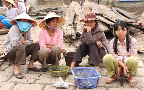 Chờ tàu cá về bến