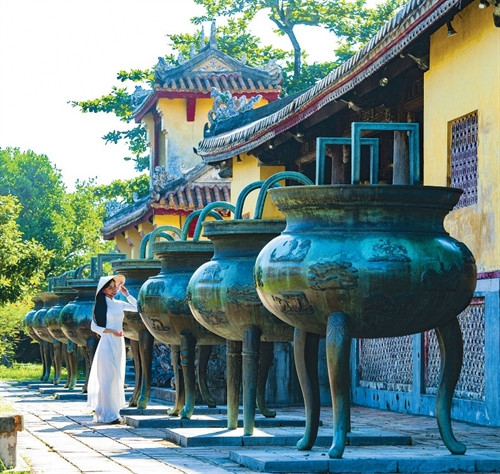 Cửu Đỉnh đặt ở trước sân Thế miếu trong Hoàng thành Huế, được vua Minh Mạng ra lệnh đúc vào mùa đông năm 1835 và khánh thành vào ngày 1 tháng 3 năm 1837.