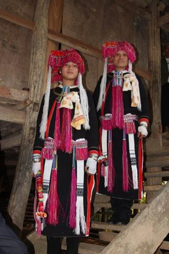 Dân tộc Sán Chỉ thường sống tập trung thành xóm nhỏ ở các vùng núi cao. Nhà sàn 4 mái vững trãi - kiểu dáng đặc trưng về nhà ở của dân tộc Sán Chỉ. Ngô, thóc sau thu hoạch được treo lên sào để bao quản. Sàn nhà là nơi phơi nông sản, đồng thời cũng là điểm vui chơi của trẻ nhỏ. Phụ nữ Sán Chỉ mặc trang phục truyền thống trong sinh hoạt hằng ngày. Phụ nữ có thêm khăn đội đầu khi lao động Nam giới mặc áo chàm ngắn, đầu quấn khăn Các em nhỏ Sán Chỉ tròng trang phục truyền thống Mẹ địu con Những người phụ nữ Sán Chỉ cũng làm công việc nặng nhọc. Trang phục dịp lễ, tết của người Sán Chỉ rực rỡ Một thủ tục trong đám cưới của người Sán Chỉ. Người Sán Chỉ rất hiếu khách, dù lạ cũng như quen. Người Sán Chỉ có tính cố kết cộng đồng rất cao. Dân tộc Sán Chỉ thường sống tập trung thành xóm nhỏ ở các vùng núi cao. Nhà sàn 4 mái vững trãi - kiểu dáng đặc trưng về nhà ở của dân tộc Sán Chỉ. Ngô, thóc sau thu hoạch được treo lên sào để bao quản. Sàn nhà là nơi phơi nông sản, đồng thời cũng là điểm vui chơi của trẻ nhỏ. Phụ nữ Sán Chỉ mặc trang phục truyền thống trong sinh hoạt hằng ngày. Phụ nữ có thêm khăn đội đầu khi lao động Nam giới mặc áo chàm ngắn, đầu quấn khăn Các em nhỏ Sán Chỉ tròng trang phục truyền thống Mẹ địu con Những người phụ nữ Sán Chỉ cũng làm công việc nặng nhọc. Trang phục dịp lễ, tết của người Sán Chỉ rực rỡ Một thủ tục trong đám cưới của người Sán Chỉ. Người Sán Chỉ rất hiếu khách, dù lạ cũng như quen. Người Sán Chỉ có tính cố kết cộng đồng rất cao.