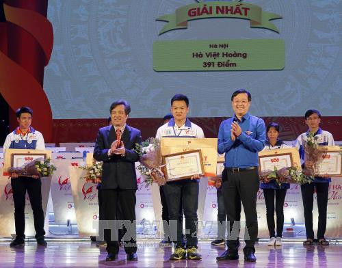 Đồng chí Lê Quốc Phong, Bí thư thứ nhất Trung ương Đoàn TNCS Hồ Chí Minh, Chủ tịch Hội Sinh viên Việt Nam và đồng chí Nguyễn Văn Hùng, Phó Trưởng ban Dân vận Trung ương trao giải Nhất cho em Hà Việt Hoàng, học sinh lớp 12, Trường THPT Sóc Sơn, Hà Nội . Ảnh: Văn Điệp - TTXVN
