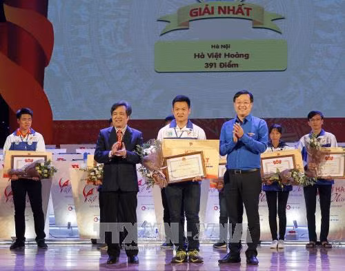 Đồng chí Lê Quốc Phong, Bí thư thứ nhất Trung ương Đoàn TNCS Hồ Chí Minh, Chủ tịch Hội Sinh viên Việt Nam và đồng chí Nguyễn Văn Hùng, Phó Trưởng ban Dân vận Trung ương trao giải Nhất cho em Hà Việt Hoàng, học sinh lớp 12, Trường THPT Sóc Sơn, Hà Nội . Ảnh: Văn Điệp - TTXVN