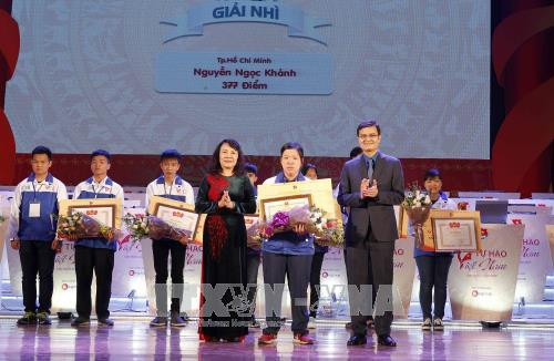 Thứ trưởng Bộ Giáo dục và Đào tạo Nguyễn Thị Nghĩa và Bí thư Trung ương Đoàn TNCS Hồ Chí Minh Bùi Quang Huy trao giải Nhì cho em Nguyễn Ngọc Khánh (Thành phố Hồ Chí Minh). Ảnh: Văn Điệp - TTXVN