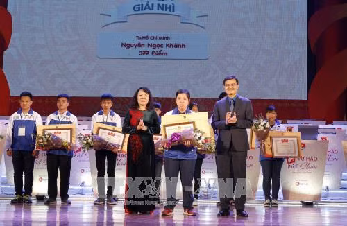 Thứ trưởng Bộ Giáo dục và Đào tạo Nguyễn Thị Nghĩa và Bí thư Trung ương Đoàn TNCS Hồ Chí Minh Bùi Quang Huy trao giải Nhì cho em Nguyễn Ngọc Khánh (Thành phố Hồ Chí Minh). Ảnh: Văn Điệp - TTXVN