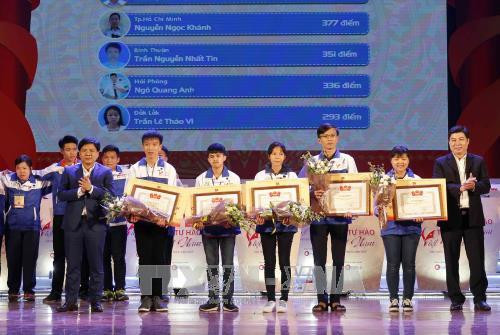 Ban tổ chức trao giải Khuyến khích cho các thí sinh. Ảnh: Văn Điệp – TTXVN
