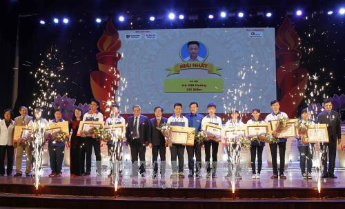 Các đại biểu với các thí sinh đoạt giải cá nhân tại vòng thi chung kết cuộc thi tìm hiểu lịch sử, văn hóa dân tộc “Tự hào Việt Nam” lần thứ II, năm 2017. Ảnh: Văn Điệp – TTXVN