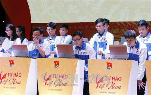 Các em thí sinh tham gia Vòng chung kết cuộc thi tìm hiểu lịch sử, văn hóa dân tộc “Tự hào Việt Nam” lần thứ II, năm 2017. Ảnh: Văn Điệp - TTXVN