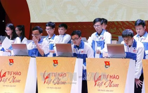Các em thí sinh tham gia Vòng chung kết cuộc thi tìm hiểu lịch sử, văn hóa dân tộc “Tự hào Việt Nam” lần thứ II, năm 2017. Ảnh: Văn Điệp - TTXVN