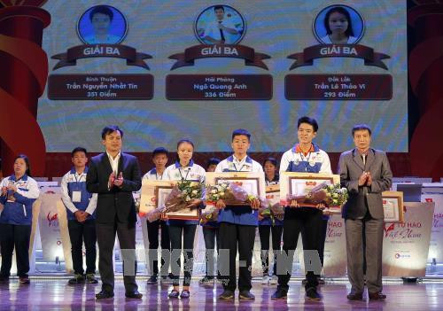 Ban tổ chức trao giải Ba cho các thí sinh. Ảnh: Văn Điệp – TTXVN