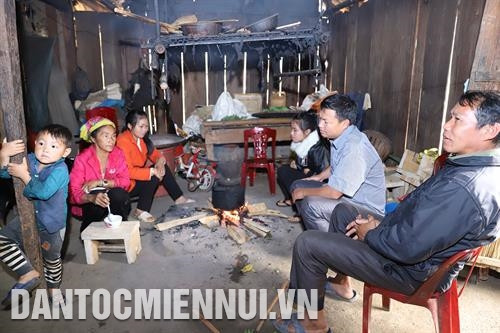 Anh Xồng Bá Cha thường xuyên đến nhà bà con trong bản, trong xã để tuyên truyền chủ trương, chính sách, pháp luật của Đảng và Nhà nước, vận động bà con từ bỏ những hủ tục, xây dựng nếp sống mới. Ảnh: Nam Sương