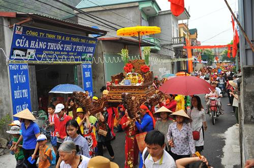 Đông đảo du khách trong và ngoài nước về lễ hội Hoa Lư để chiêm ngưỡng nghi thức tâm linh quan trọng có lịch sử lâu đời của người dân Cố đô Hoa Lư. Ảnh: Minh Đức - TTXVN Nghi lễ rước nước được thực hiện từ đền thờ Vua Đinh Tiên Hoàng đến bến sông Hoàng Long và ngược lại. Ảnh: Minh Đức - TTXVN Đông đảo du khách trong và ngoài nước về lễ hội Hoa Lư để chiêm ngưỡng nghi thức tâm linh quan trọng có lịch sử lâu đời của người dân Cố đô Hoa Lư. Ảnh: Minh Đức - TTXVN Nghi lễ rước nước được thực hiện từ đền thờ Vua Đinh Tiên Hoàng đến bến sông Hoàng Long và ngược lại. Ảnh: Minh Đức - TTXVN