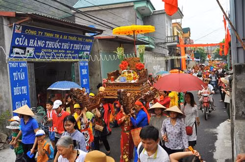 Đông đảo du khách trong và ngoài nước về lễ hội Hoa Lư để chiêm ngưỡng nghi thức tâm linh quan trọng có lịch sử lâu đời của người dân Cố đô Hoa Lư. Ảnh: Minh Đức - TTXVN Nghi lễ rước nước được thực hiện từ đền thờ Vua Đinh Tiên Hoàng đến bến sông Hoàng Long và ngược lại. Ảnh: Minh Đức - TTXVN