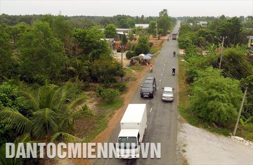 Quan cảnh Quốc lộ 62 đoạn qua Huyện Mộc Hóa, tỉnh Long An. Ảnh: An Hiếu