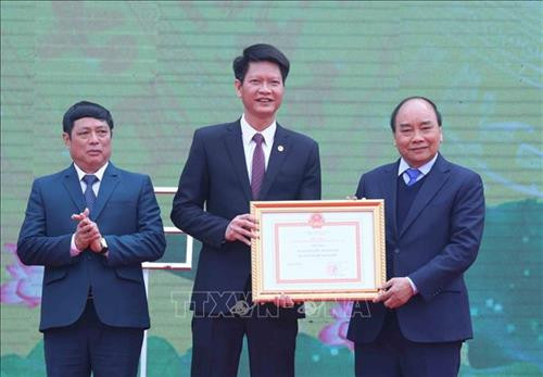 Thủ tướng Nguyễn Xuân Phúc trao Bằng công nhận huyện Trấn Yên đạt chuẩn Nông thôn mới cho lãnh đạo huyện. Ảnh: Thống Nhất – TTXVN Thủ tướng Nguyễn Xuân Phúc trao Bằng công nhận huyện Trấn Yên đạt chuẩn Nông thôn mới cho lãnh đạo huyện. Ảnh: Thống Nhất – TTXVN