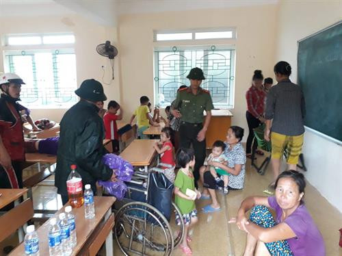 Người dân thị xã Cửa Lò(Nghệ An) được di chuyển tới nơi an toàn tránh trú bão số 10. Ảnh: TTXVN phát Người dân thị xã Cửa Lò(Nghệ An) được di chuyển tới nơi an toàn tránh trú bão số 10. Ảnh: TTXVN phát