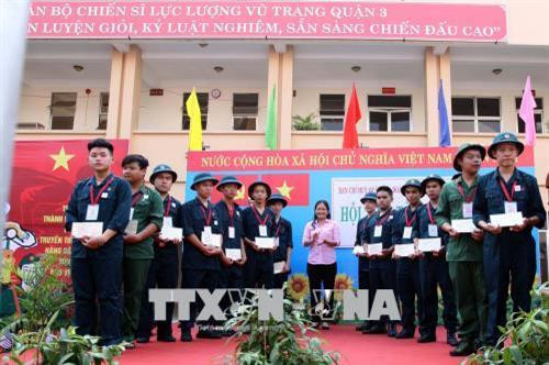 Lãnh đạo quận 3 trao học bổng học nghề miễn phí cho thanh niên trúng tuyển nghĩa vụ quân sự tại hội trại tòng quân. Ảnh: Thanh Vũ -TTXVN