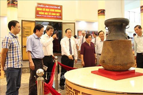 Du khách chiêm ngưỡng Bảo vật quốc gia "Mộ chum gỗ nắp trống đồng Phú Chánh" trưng bày tại Bảo tàng tỉnh Bình Dương. Ảnh: Hải Âu-TTXVN