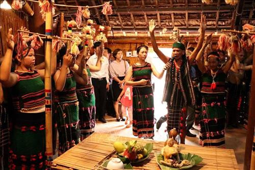 Già làng tái hiện lễ cúng mừng nhà mới của người M’Nông. Ảnh: Ngọc Minh – TTXVN