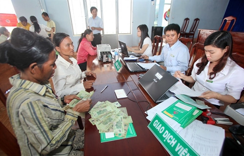 Các hộ nghèo đến làm thủ tục vay vốn tại điểm giao dịch của Ngân hàng Chính sách xã hộii ở xã Ia H La, huyện Chư Pưh. Ảnh: Trần Việt - TTXVN Các hộ nghèo đến làm thủ tục vay vốn tại điểm giao dịch của Ngân hàng Chính sách xã hộii ở xã Ia H La, huyện Chư Pưh. Ảnh: Trần Việt - TTXVN