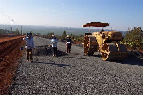 Làm mới, nâng cấp đường giao thông vào các xã biên giới huyện Đức Cơ. Ảnh: Văn Thông – TTXVN Làm mới, nâng cấp đường giao thông vào các xã biên giới huyện Đức Cơ. Ảnh: Văn Thông – TTXVN