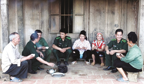 Bộ đội biên phòng Chiềng On, huyện Yên Châu cùng người dân ở bản Lao Khô bàn công tác bảo vệ an ninh biên giới