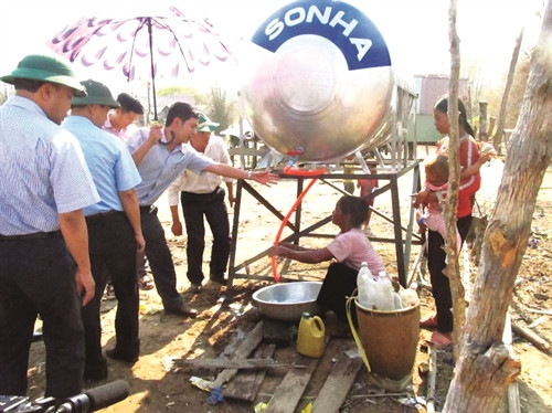 Đồng bào dân tộc ở huyện Chư Sê được hỗ trợ bồn chứa nước