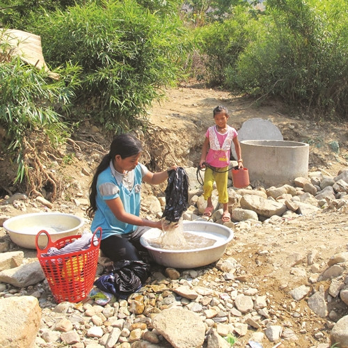 Giếng nước do huyện Krông Pa hỗ trợ được đào ngay giữa lòng suối Ma Sam khô hạn đã giúp bà con ở buôn Ma Giai có nước sử dụng