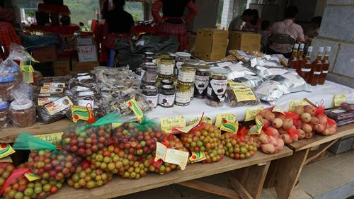 Sản vật nông sản của bà con vùng cao được mang đến phiên chợ. Ảnh: Hoàng Tâm