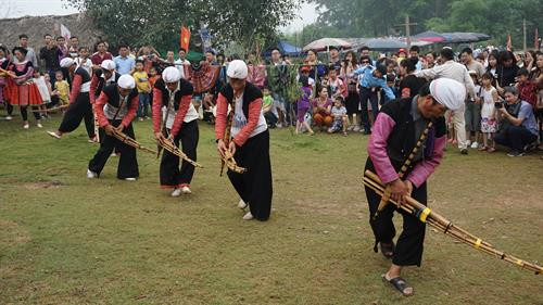 Nghệ thuật khèn Mông thu hút nhiều du khách. Ảnh: Hoàng Tâm