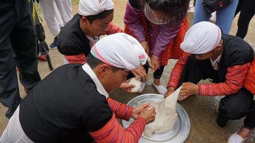 Tái hiện công đoạn nặn bánh giầy tại phiên chợ vùng cao. Ảnh: Hoàng Tâm