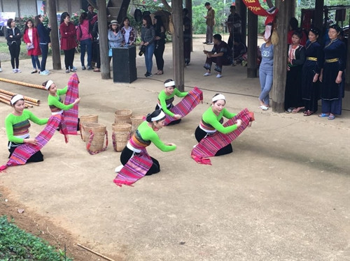 Điệu xòe tung khăn của đồng bào Thái. Điệu xòe tung khăn của đồng bào Thái.