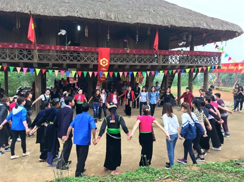 Du khách vui hội xòe với đồng bào Thái tại Làng Văn hóa - Du lịch các dân tộc Việt Nam. Du khách vui hội xòe với đồng bào Thái tại Làng Văn hóa - Du lịch các dân tộc Việt Nam.