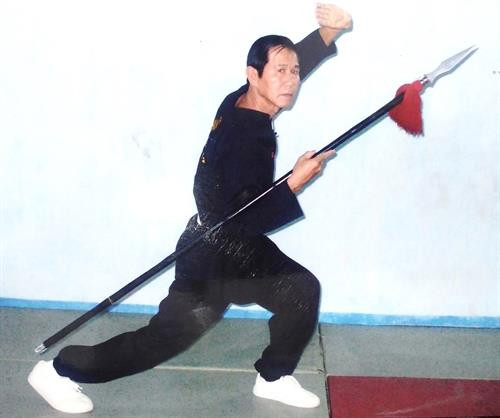 Đại võ sư Nguyễn Minh Trí biểu diễn thương quyền Đại võ sư Nguyễn Minh Trí biểu diễn thương quyền