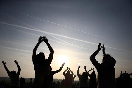 Khách tham dự thích thú đón những tia nắng đầu tiên của ngày hạ chí chạm tới Stonehenge. Khách tham dự thích thú đón những tia nắng đầu tiên của ngày hạ chí chạm tới Stonehenge.