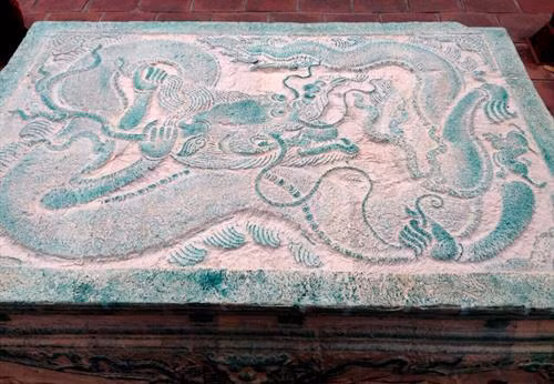 Bảo vật Quốc gia này hướng vào đền vua Đinh Tiên Hoàng, là một công trình kiến trúc độc đáo trong nghệ thuật chạm khắc gỗ ở thế kỷ 17 Du khách nước ngoài chiêm ngưỡng Long sàng - Bảo vật quốc gia. Ảnh: Minh Đức - TTXVN Long sàng vẫn còn tương đối nguyên vẹn, với những nét chạm khắc tinh xảo, thể hiện nét tài hoa của những người thợ điêu khắc xưa. Ảnh: Minh Đức - TTXVN