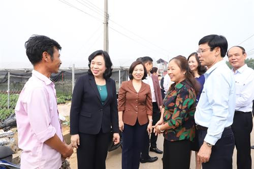Phó Bí thư Thường trực Thành ủy Hà Nội Ngô Thị Thanh Hằng trò chuyện với người nông dân về những thuận lợi, khó khăn trong công tác xây dựng nông thôn mới trên địa bàn huyện Phúc Thọ.