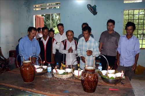 Các nghi thức chuẩn bị cho Tết Ngả rạ của đồng bào dân tộc Cor. Ảnh: Sỹ Thắng – TTXVN Các nghi thức chuẩn bị cho Tết Ngả rạ của đồng bào dân tộc Cor. Ảnh: Sỹ Thắng – TTXVN