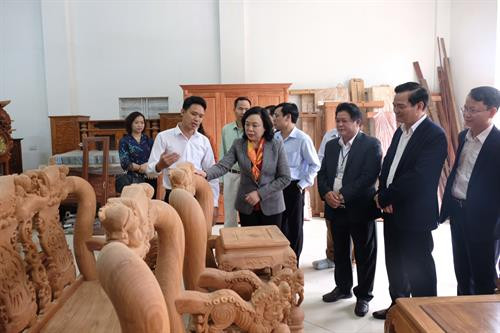 Phó Bí thư Thường trực Thành ủy Hà Nội Ngô Thị Thanh Hằng tham quan làng nghề mộc thôn La Thiện ở xã Tản Hồng. Phó Bí thư Thường trực Thành ủy Hà Nội Ngô Thị Thanh Hằng tham quan làng nghề mộc thôn La Thiện ở xã Tản Hồng.