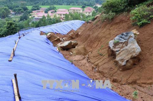 Khe nứt rộng từ 25 đến 30 cm, dài hàng trăm mét chạy theo đường đồng mức trên núi, tạo nên một cung trượt sạt vô cùng nguy hiểm, đe dọa tài sản, tính mạng người dân sinh sống dưới núi. Ảnh: Xuân Tiến - TTXVN Khe nứt rộng từ 25 đến 30 cm, dài hàng trăm mét chạy theo đường đồng mức trên núi, tạo nên một cung trượt sạt vô cùng nguy hiểm, đe dọa tài sản, tính mạng người dân sinh sống dưới núi. Ảnh: Xuân Tiến - TTXVN