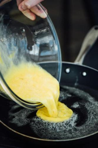 Nếu chế biến trứng ốp lết hay bất cứ món ăn nào cần đến dầu mỡ hoặc bơ thì bạn hãy chú ý đến lượng chất béo cần cho vào. Tốt nhất đừng quá tiết kiệm dầu hoặc bơ mà hãy cho đủ để món trứng không bị dính chảo và có hình thức đẹp. Nếu chế biến trứng ốp lết hay bất cứ món ăn nào cần đến dầu mỡ hoặc bơ thì bạn hãy chú ý đến lượng chất béo cần cho vào. Tốt nhất đừng quá tiết kiệm dầu hoặc bơ mà hãy cho đủ để món trứng không bị dính chảo và có hình thức đẹp.