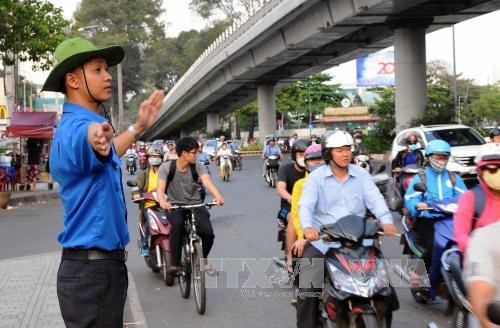 Các thanh niên tình nguyện tham gia điều phối giao thông tại nút giao thông trên đường 3/2, Quận 10, Thành phố Hồ Chí Minh Ảnh: An Hiếu - TTXVN Các thanh niên tình nguyện tham gia điều phối giao thông tại nút giao thông trên đường 3/2, Quận 10, Thành phố Hồ Chí Minh Ảnh: An Hiếu - TTXVN