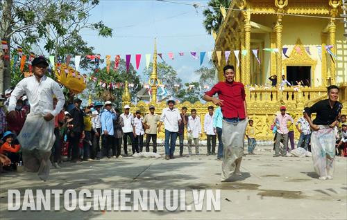 Đồng bào người Khmer tham gia trò các trò chơi dân gian trong dịp Chôl Chnăm Thmây 2018. Ảnh: Sơn Hên, Danh Lợi