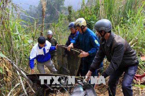 Hoạt động cứu hộ, cứu nạn trên khu vực đèo Lò Xo có sự góp công rất lớn của người dân tộc Giẻ- Triêng, đoàn viên thanh niên xã Đăk Man, huyện Đăk Glei. Ảnh: Quang Thái- TTXVN Hoạt động cứu hộ, cứu nạn trên khu vực đèo Lò Xo có sự góp công rất lớn của người dân tộc Giẻ- Triêng, đoàn viên thanh niên xã Đăk Man, huyện Đăk Glei. Ảnh: Quang Thái- TTXVN