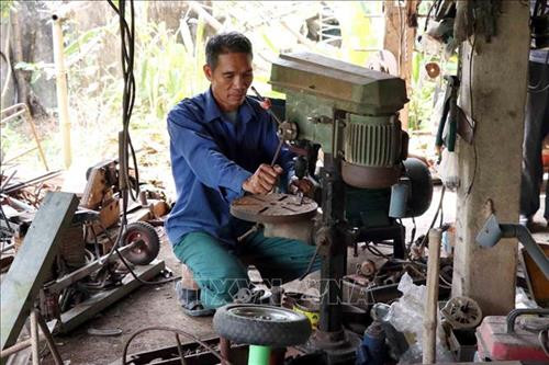Ông Nguyễn Văn Hoàn với công việc chế tạo, cải tiến máy móc phục vụ sản xuất nông nghiệp. Ảnh: Quang Cường -TTXVN Ông Nguyễn Văn Hoàn với công việc chế tạo, cải tiến máy móc phục vụ sản xuất nông nghiệp. Ảnh: Quang Cường -TTXVN