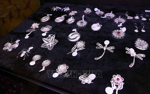 Các sản phẩm kim hoàn, mỹ nghệ của các làng nghề tại buổi trưng bày. Ảnh: Thành Đạt – TTXVN