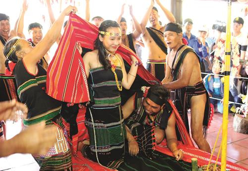 Chú rể và cô dâu thực hiện nghi thức động phòng trong Lễ cưới của người M’nông (Đắk Nông)