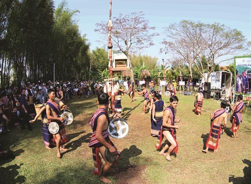 Rộn ràng điệu múa truyền thống trong Lễ bắc máng nước của người Xê-đăng (Kon Tum)