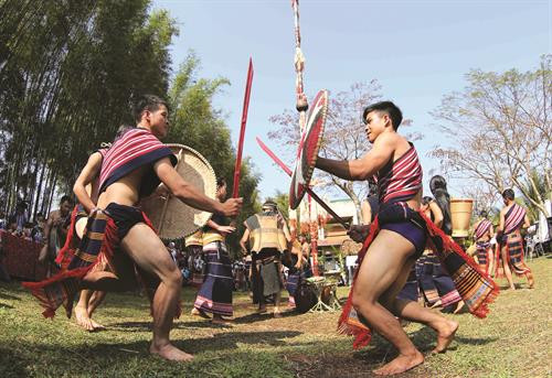Các chàng trai Xê-đăng tái hiện những nghi thức trong Lễ bắc máng nước